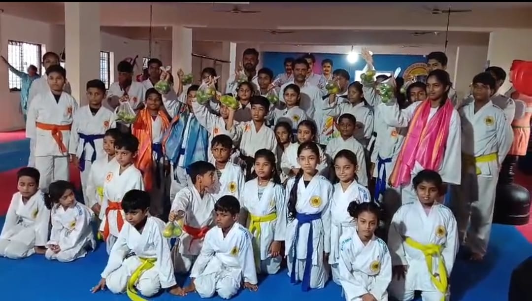 ప్రతి ఆదివారం క్రమశిక్షణకు ప్రాధాన్యం… 80 మంది కరాటే విద్యార్థులకు బత్తాయి పండ్ల పంపిణీ