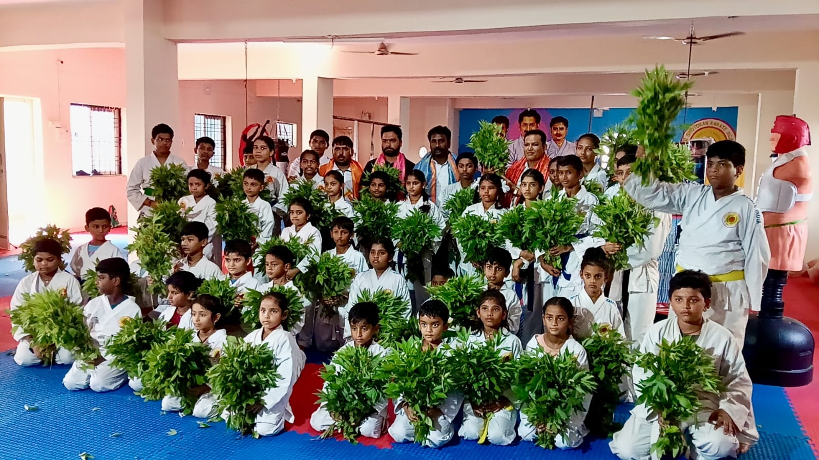 100 మంది కరాటే విద్యార్థులకు గోంగూర ఆకుకూరల పంపిణీ – కరాటేతో క్రమశిక్షణ, ఆరోగ్యం, ఆత్మరక్షణ సాధ్యం: ప్రముఖుల పిలుపు