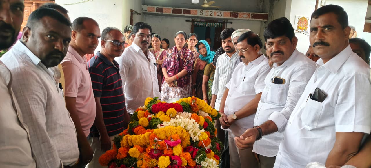 కాంగ్రెస్ పార్టీ సీనియర్ నాయకుడు బంకట్ లాల్ మృతికి ఎమ్మెల్యే నేనావత్ బాలు నాయక్ నివాళి