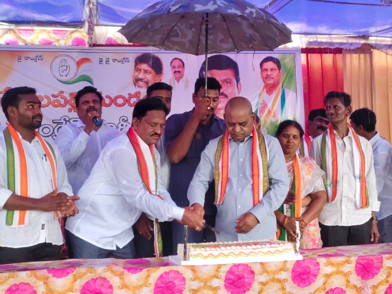 వర్షంలోనూ కార్యకర్తలకు దిశానిర్దేశం చేసిన ఇల్లందు ఎమ్మెల్యే కోరం కనకయ్య