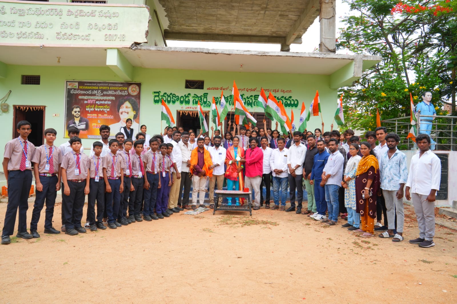 దేవరకొండ స్పోర్ట్స్ అసోసియేషన్ ఆధ్వర్యంలో ఆసియా స్వర్ణ పతక విజేత నారీమల్ల ప్రవళికకు ఘన సన్మానం