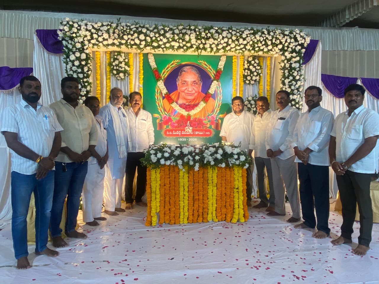 స్వర్గీయ సువర్ణ వనమాల గారి దశదిన కార్యక్రమంలో పాల్గొన్న కాంగ్రెస్ నాయకులు