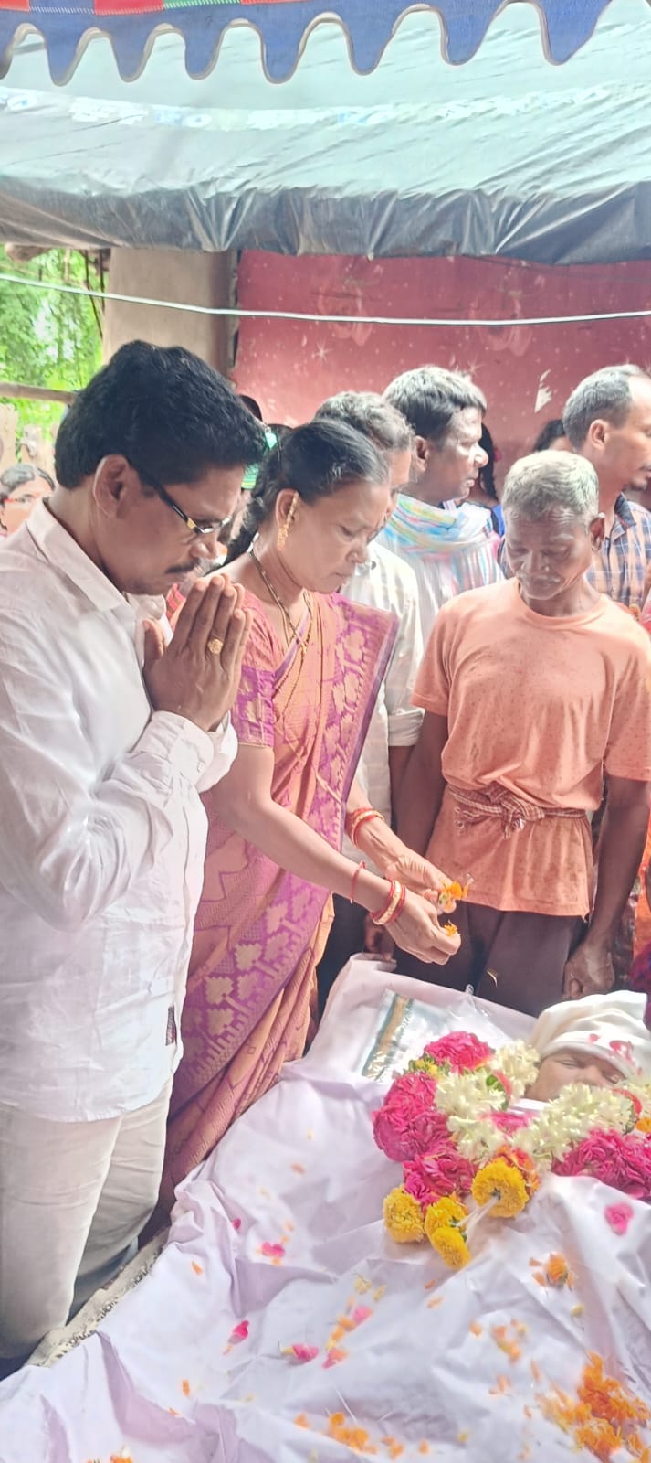 🕊️ చందా వీరయ్య గారి పార్థివ దేహానికి నివాళులుకరకగూడెం
