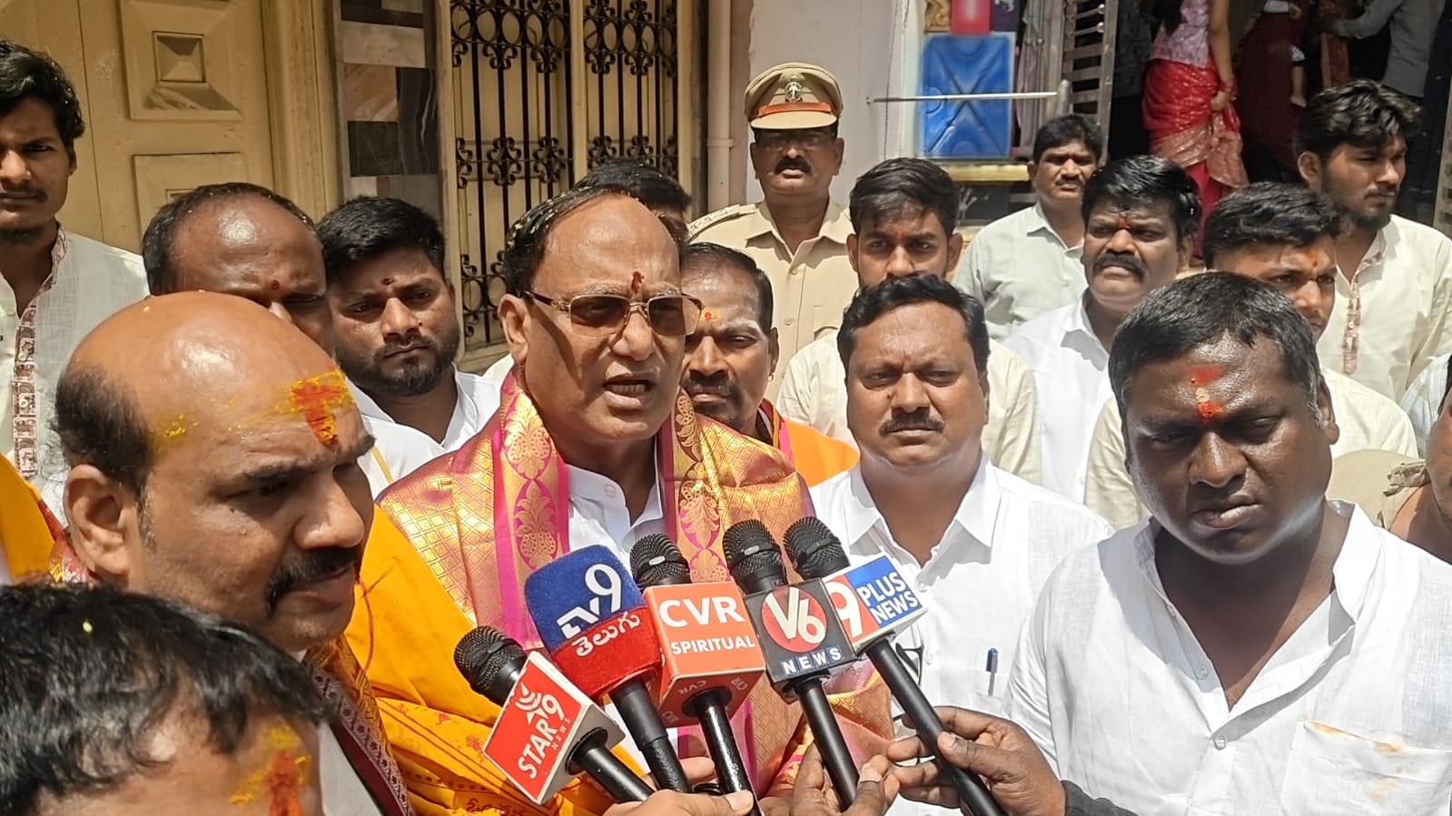 ఆషాఢ బోనాల సందర్భంగా ఉప్పుగూడ మహంకాళి అమ్మవారికి రాష్ట్ర ప్రభుత్వం తరఫున పట్టువస్త్రాల సమర్పణ