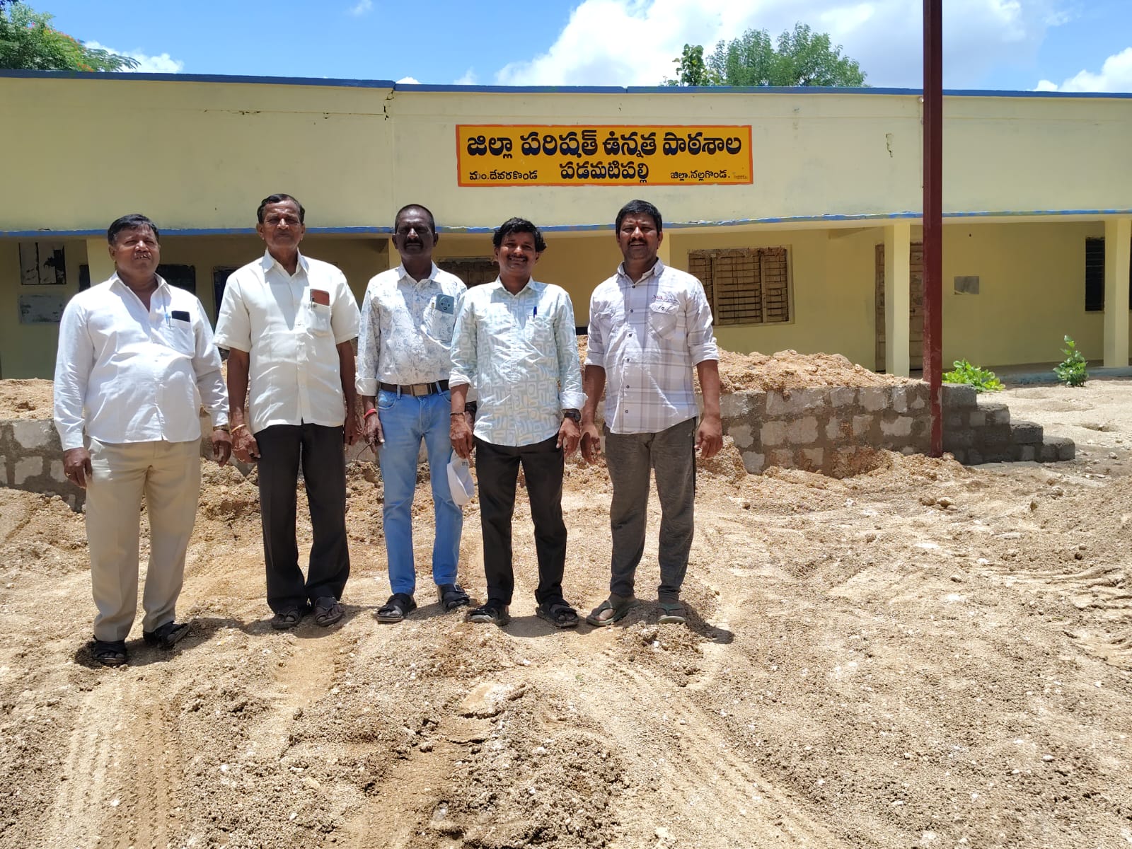 కీర్తిశేషులు లోకసాని మోహన్ రెడ్డి జ్ఞాపకార్థం కళావేదిక నిర్మాణం