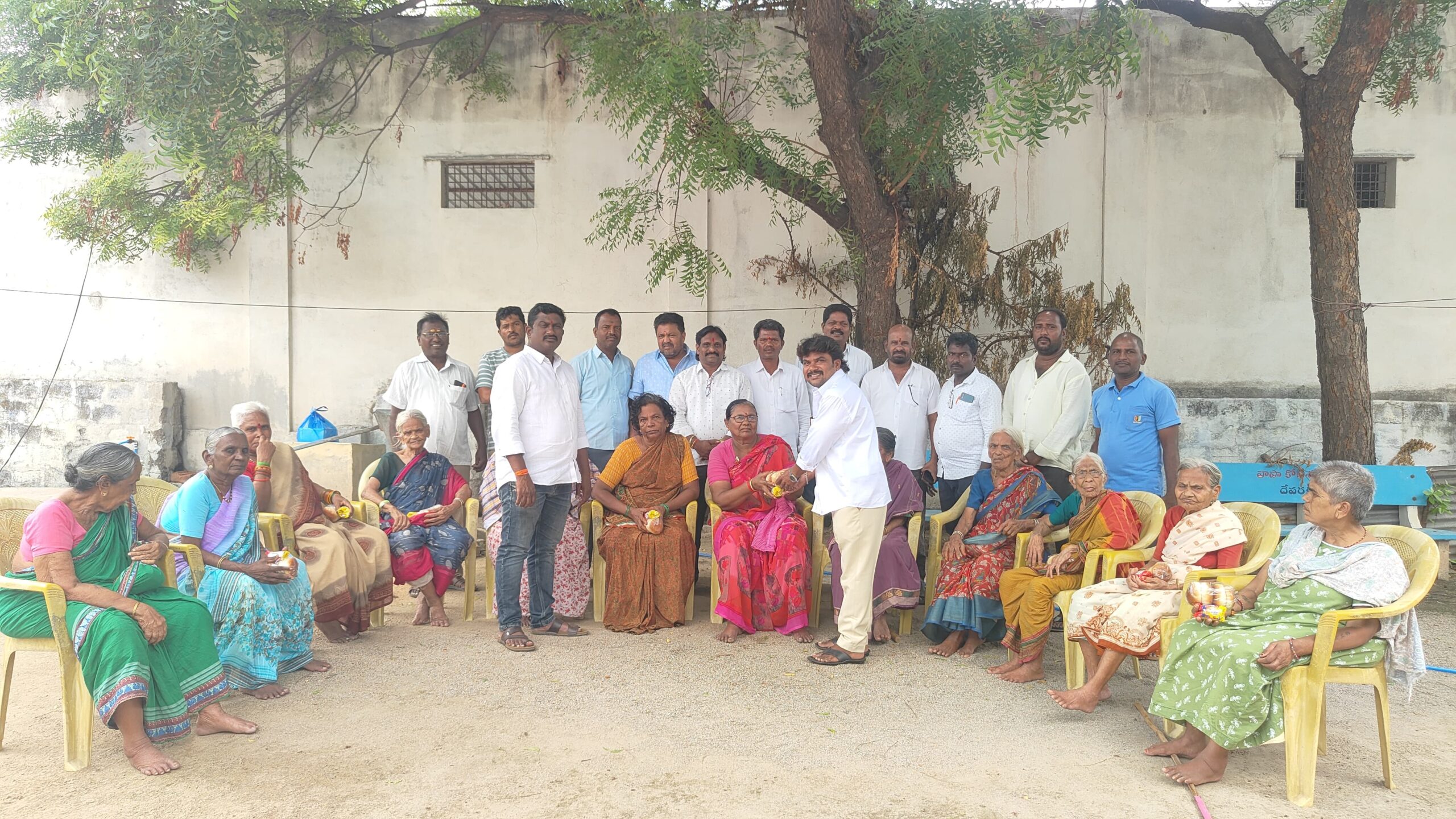 వృద్ధాశ్రమంలో పండ్లు, బ్రెడ్ పంపిణీ.. కేక్ కట్ చేసి శుభాకాంక్షలు తెలిపిన బీజేపీ నాయకులు