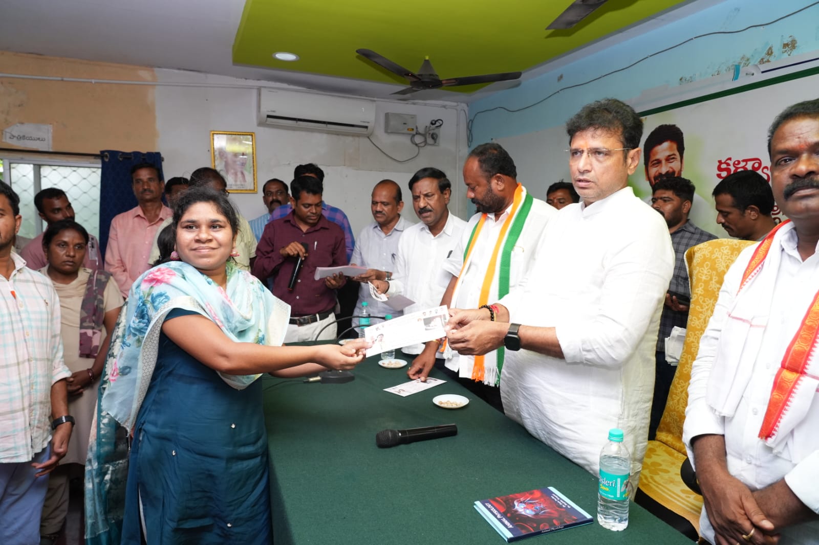 కల్యాణలక్ష్మి, సీఎంఆర్‌ఎఫ్ చెక్కుల పంపిణీ