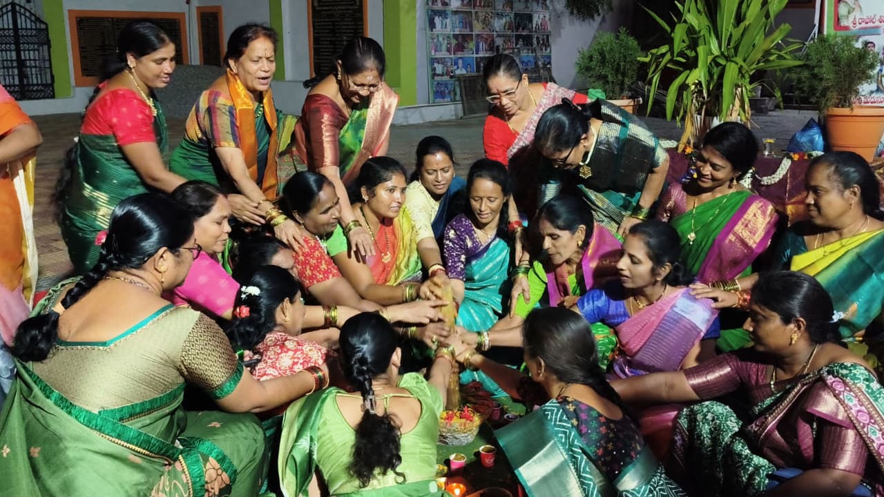 ఆషాఢ మాసంలో ఘనంగా గోరింటాకు సంబరాలు
