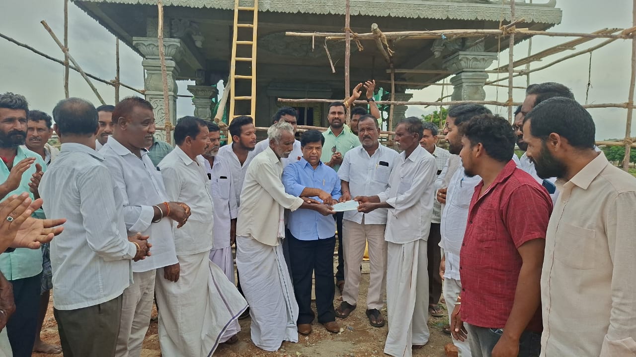 శ్రీ తుల్జా భవాని అమ్మవారి ఆలయ నిర్మాణానికి విరాళం అందజేత