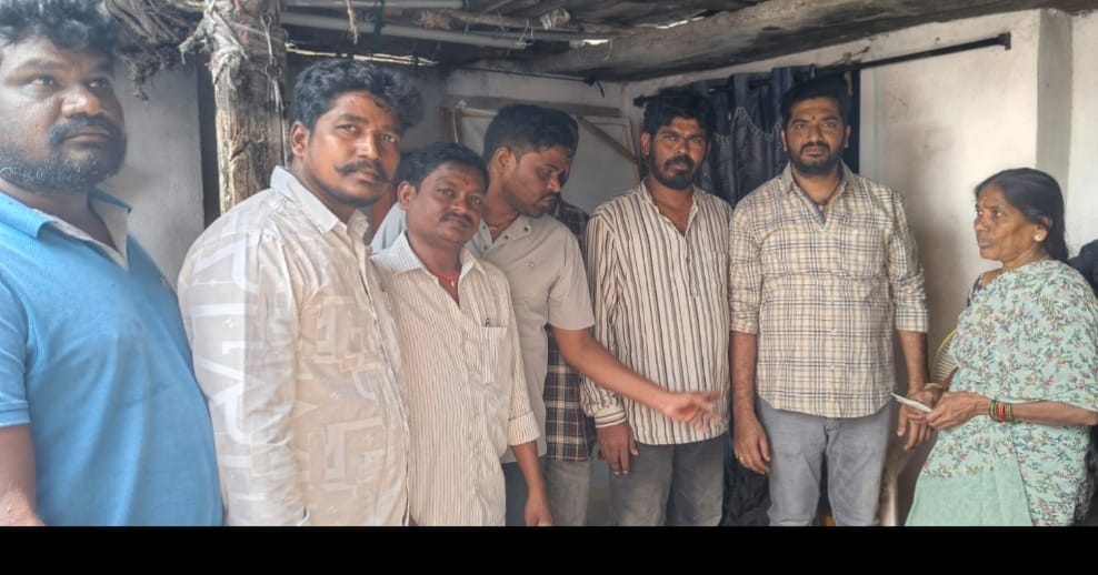 AYUSH24 NEWS కథనానికి స్పందన.. దువ్వ వెంకటేశ్వర్ల కుటుంబానికి అండగా నిలిచిన మల్లయ్య టీ స్టాల్ యజమాని గాజుల వంశీ