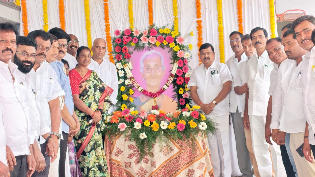 పిన్నపురెడ్డి సరోజనమ్మ దశదిన కార్యక్రమంలో పాల్గొన్న ఎమ్మెల్యే నేనావత్ బాలు నాయక్