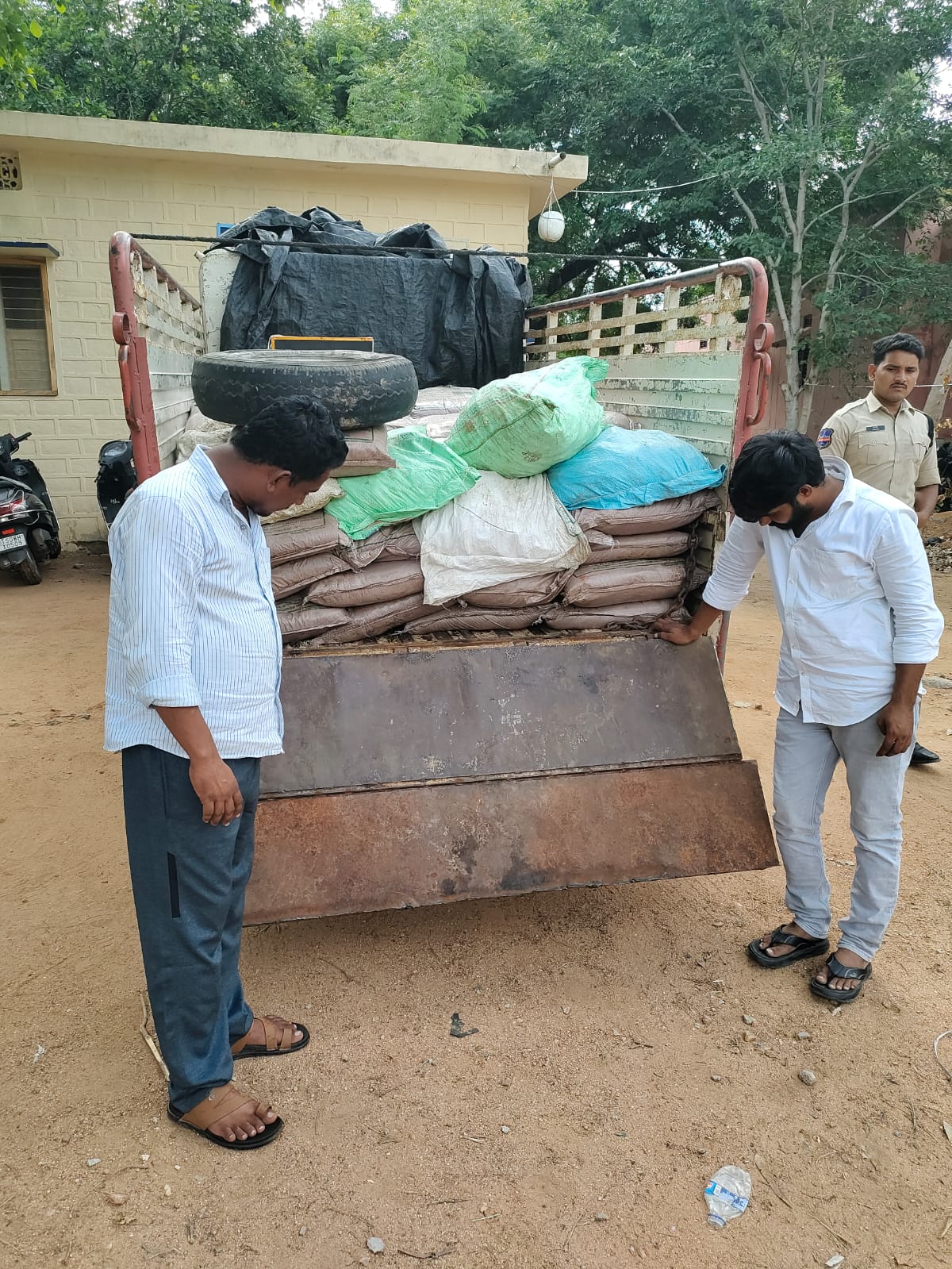 కొండమల్లేపల్లిలో అక్రమ నాటు సారా తయారీకి తరలిస్తున్న నల్ల బెల్లం స్వాధీనం