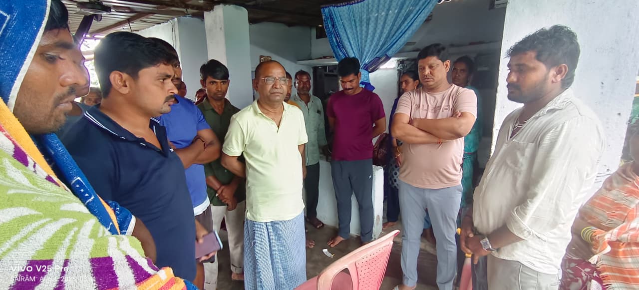బాధిత కుటుంబాలకు అండగా కాంగ్రెస్ నాయకులు – ఆర్థిక సహాయం అందించిన కోరం సురేందర్, ఎమ్మెల్యే కోరం కనకయ్య