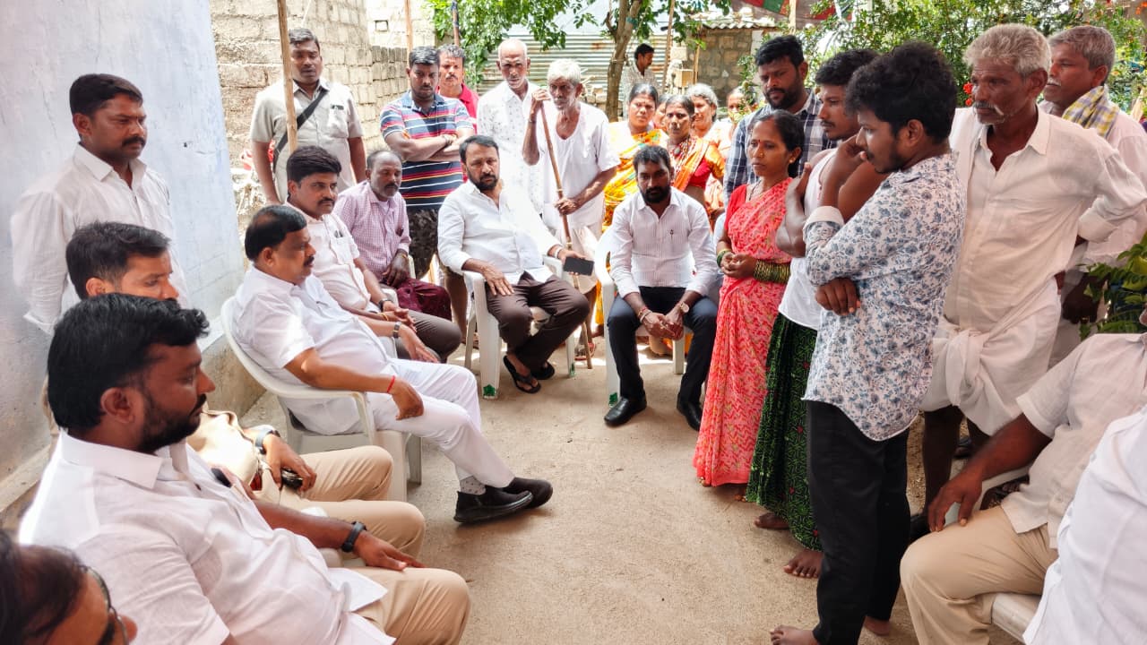 కాంగ్రెస్ సీనియర్ నాయకుడు రేపని అంజయ్య కుటుంబాన్ని పరామర్శించిన ఎమ్మెల్యే నేనావత్ బాలు నాయక్