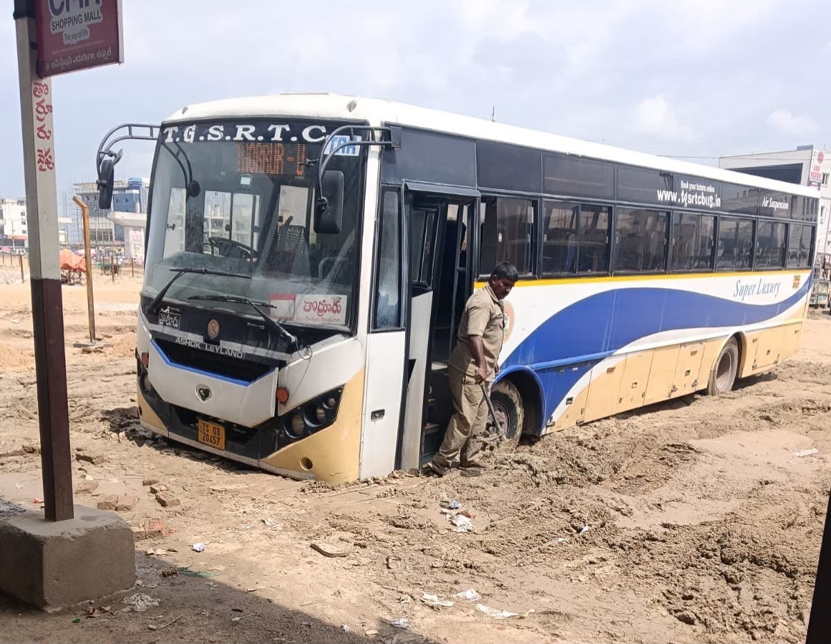 ఉప్పల్ తాత్కాలిక బస్టాండ్ వద్ద అధ్వానంగా రోడ్ల దుస్థితి