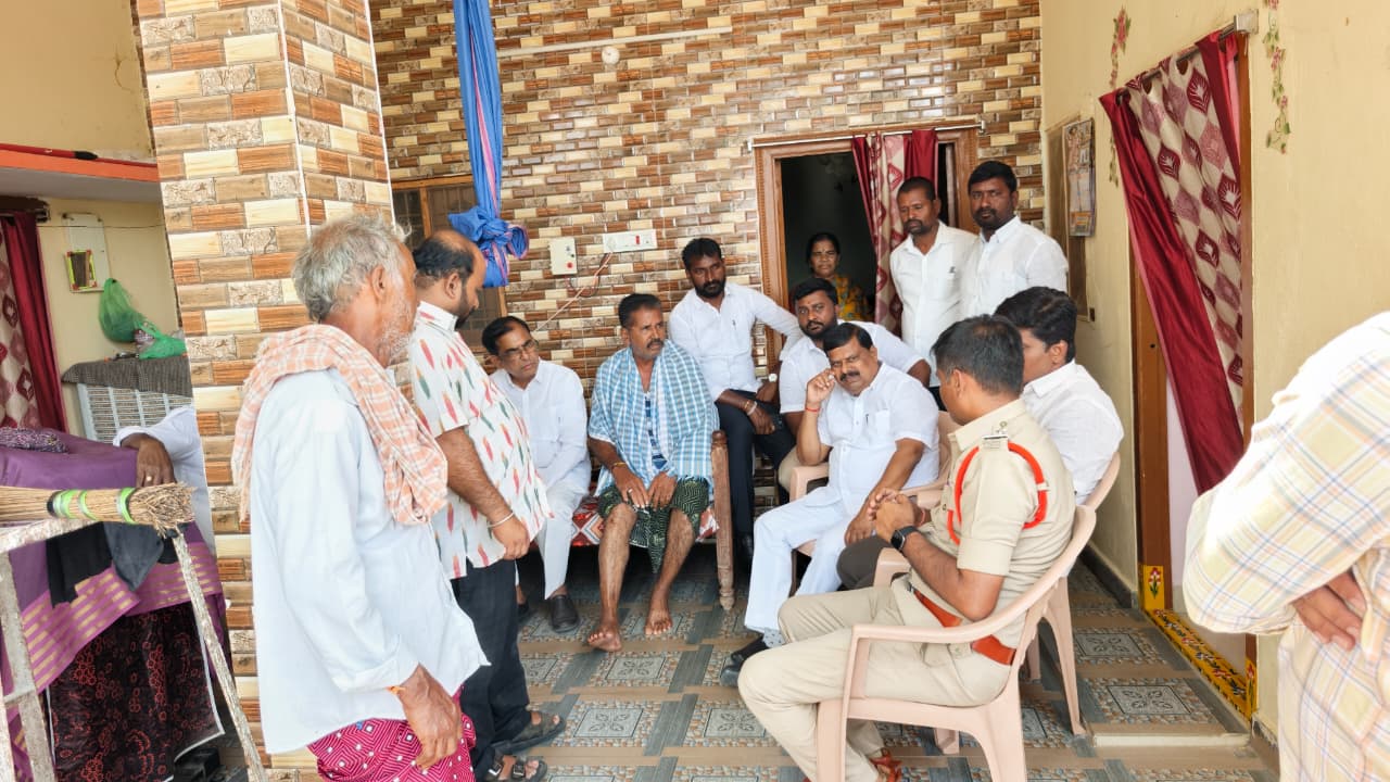 ప్రమాదంలో గాయపడిన మాజీ సర్పంచ్ నేనావత్ శివయ్యను పరామర్శించిన ఎమ్మెల్యే నేనావత్ బాలు నాయక్