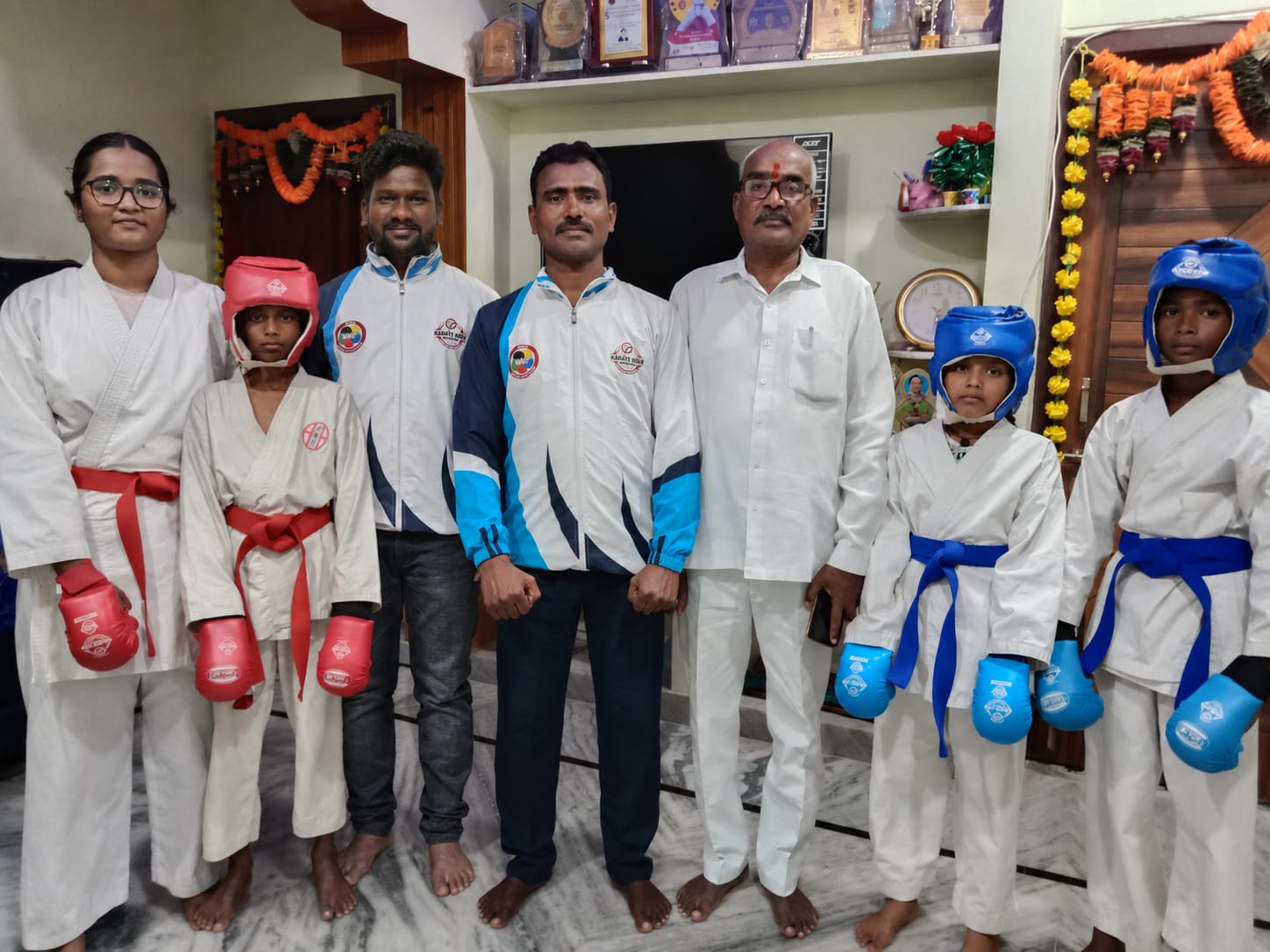 జాతీయ కరాటే పోటీలకు ఢిల్లీకి ఎంపికైన మంథని విద్యార్థులు