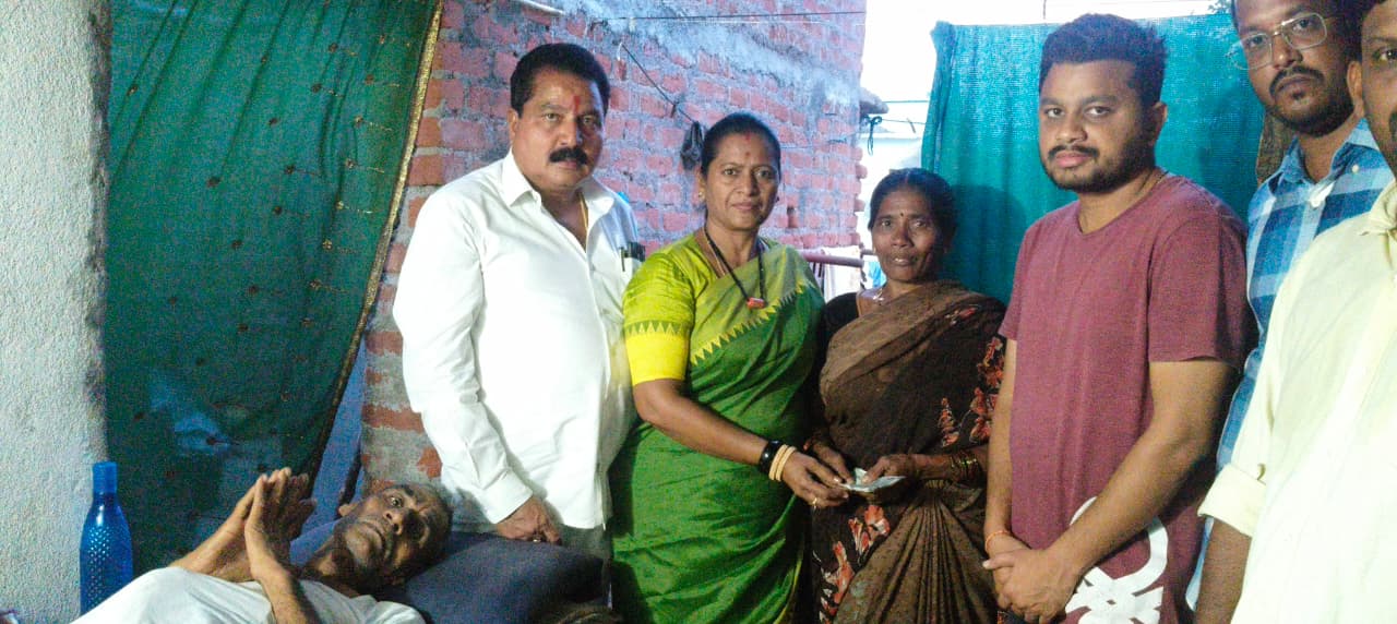 ఆర్థిక సహాయం అందించిన దేవరకొండ మున్సిపల్ చైర్‌పర్సన్ పున్న శైలజ వెంకటేశ్వర్లు