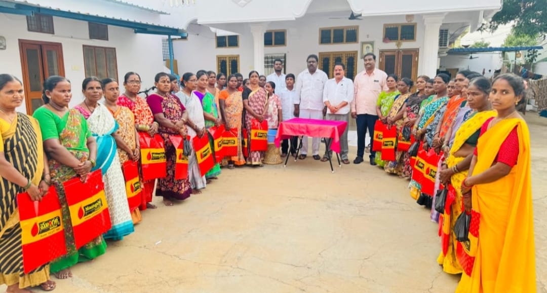 📰 వెంకటేష్ గౌడ్ పుట్టినరోజు సందర్భంగా చీరల పంపిణీ