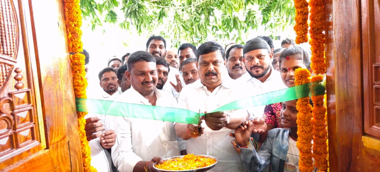 పేదల సొంతింటి కలను సాకారం చేస్తున్న ఇందిరమ్మ ఇళ్లు: ఎమ్మెల్యే బాలు నాయక్